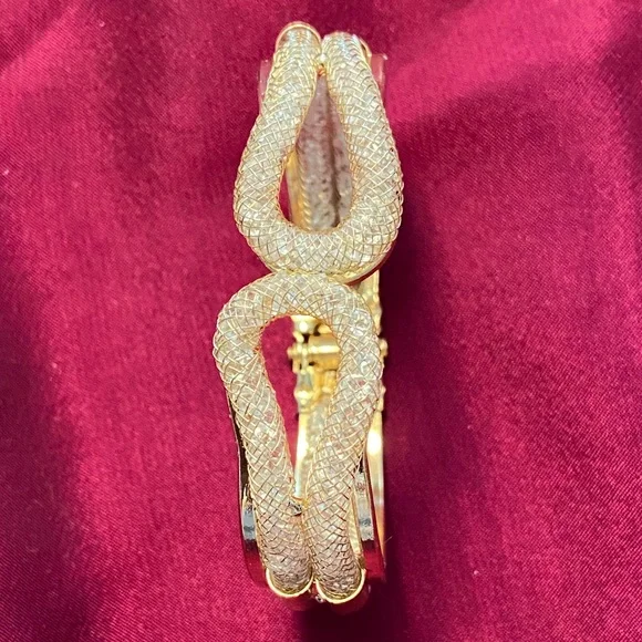 💥💥❤️3 cuff bracelets for only $25💥❤️💥. 2 in gold tone, 1 in silver tone! - Picture 3 of 10